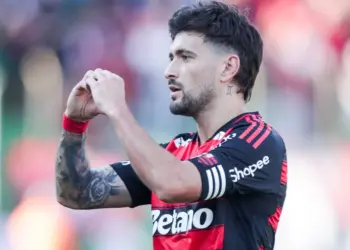 Enquanto muitos ganham salário para sobreviver no Brasil, Arrascaeta recebe fortuna de rei por mês