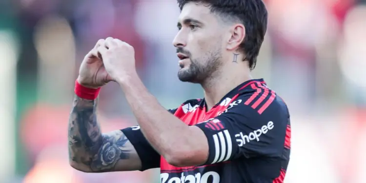 Enquanto muitos ganham salário para sobreviver no Brasil, Arrascaeta recebe fortuna de rei por mês