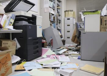 Terremoto no Japão de magnitude 7,6 causa tsunami; danos ainda são avaliados