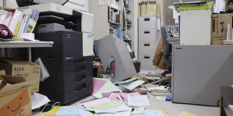 Terremoto no Japão de magnitude 7,6 causa tsunami; danos ainda são avaliados