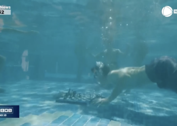 Xadrez embaixo d’água? Participantes jogam partida na piscina em abertura de evento 