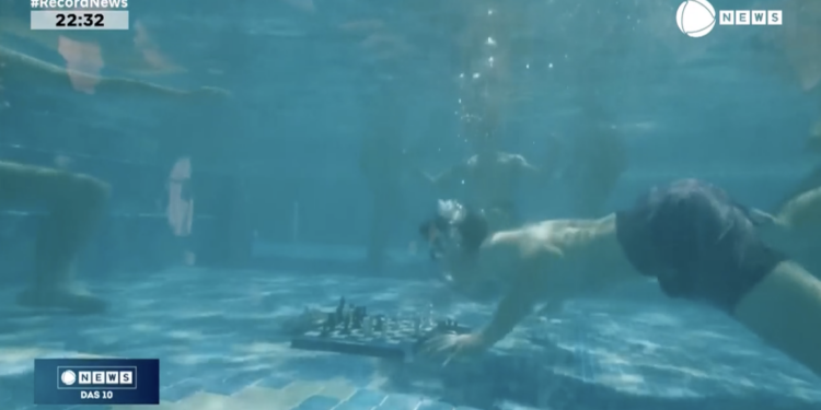 Xadrez embaixo d’água? Participantes jogam partida na piscina em abertura de evento
