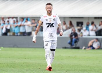 Neymar se declara ao Santos, mas deixa futuro com a equipe em aberto