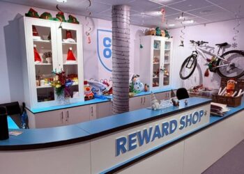 Escola britânica oferece televisão e bicicleta para que os alunos parem de faltar