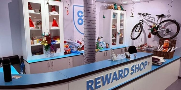 Escola britânica oferece televisão e bicicleta para que os alunos parem de faltar