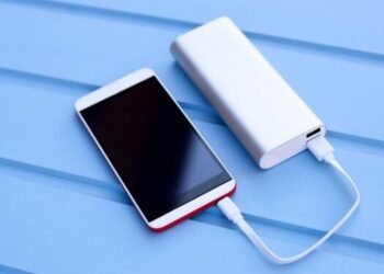 Por que você deve ativar o modo avião na hora de carregar o celular?