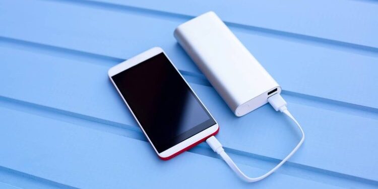 Por que você deve ativar o modo avião na hora de carregar o celular?