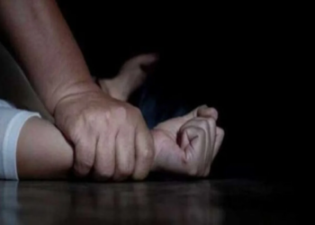 Homem é esfaqueado pela enteada após tentar estuprá-la dentro de casa