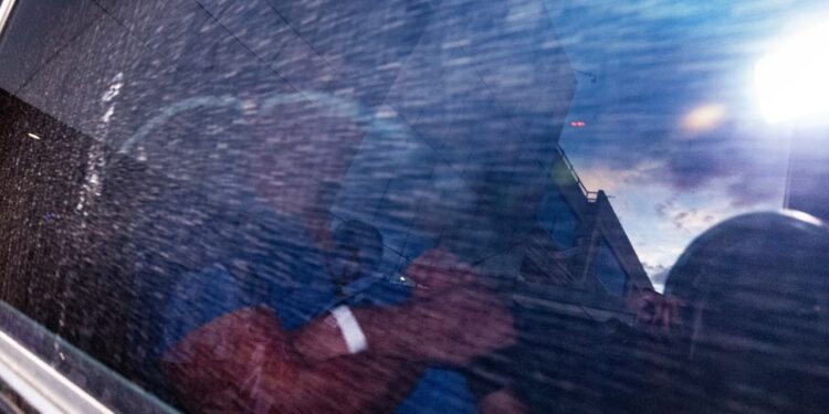 Após cirurgias, Bolsonaro recebe alta e volta à prisão 8 dias depois. Vídeo