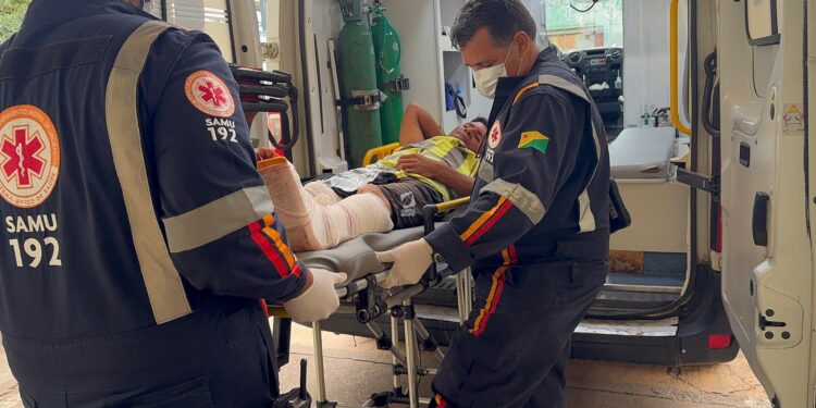 Homem tem as duas pernas quebradas após ser submetido a “disciplina” de facção em Rio Branco