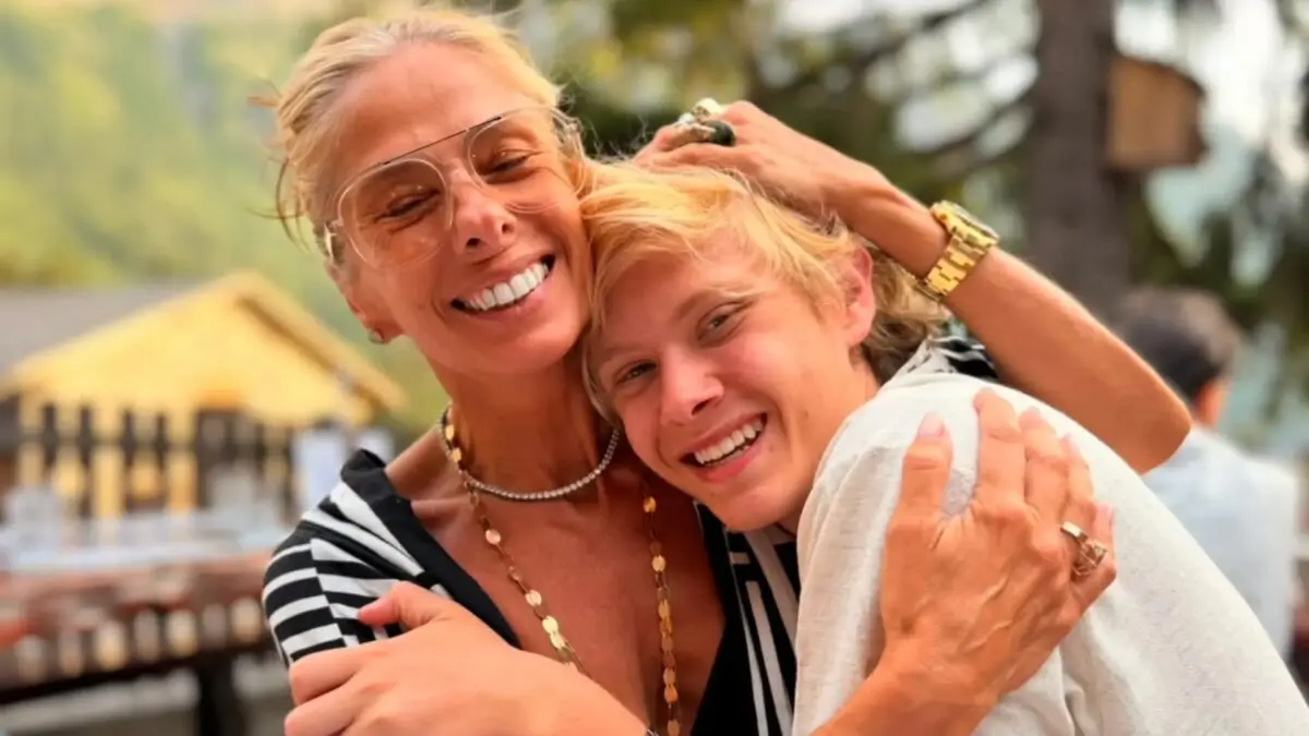 Adriane Galisteu mostra reencontro com filho após adolescente ir para colégio interno na Suíça Adriane Galisteu mostra reencontro com filho após adolescente ir para colégio interno na Suíça