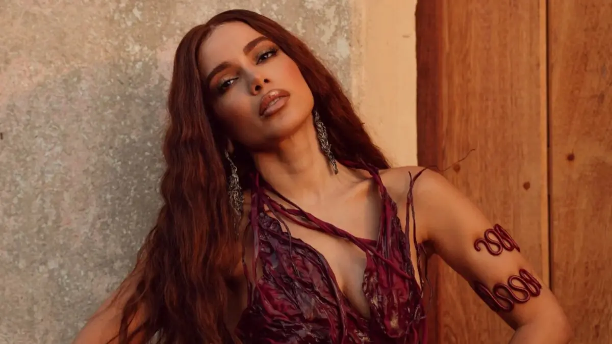 Anitta reage a rumor de que teria pedido para musas da Grande Rio evitarem brilho em sua coroação; assista Anitta (Jhuan Martins)