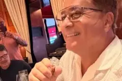 Após jejum de álcool, Leonardo posa com garrafa gigante em Paris; veja foto