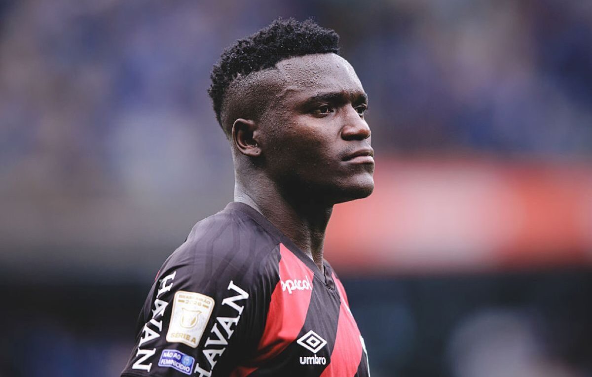 Athletico-PR repudia ataques racistas ao atacante colombiano Kevin Viveros