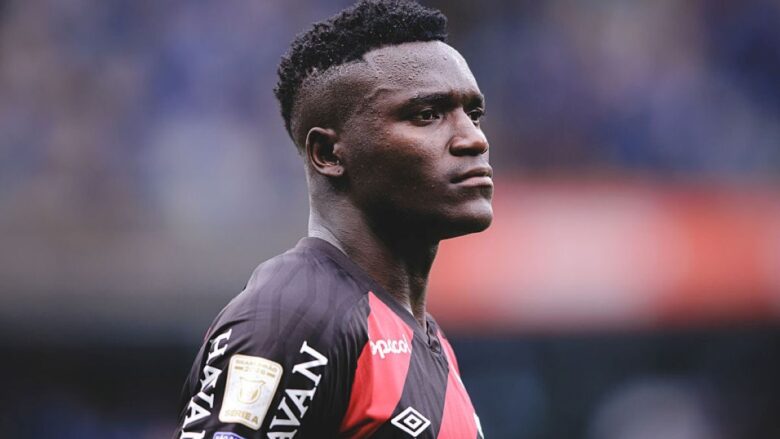 Athletico-PR repudia ataques racistas ao atacante colombiano Kevin Viveros