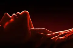 Atriz de ‘Feriado Sangrento’ luta pela sobrevivência no trailer do terror ‘Vampire Carnival’; Confira!