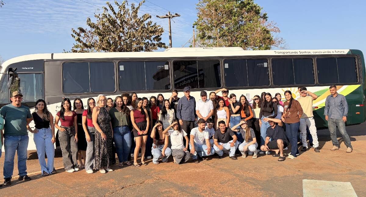Bagattoli entrega ônibus para universitários de Cabixi