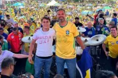 Calor, multidão e gritos de “Fora Moraes” marcam ato com Nikolas Ferreira em Ji-Paraná