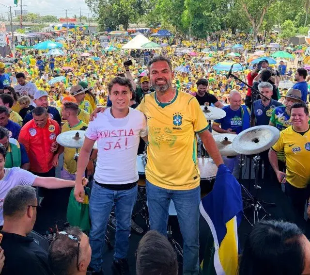 Calor, multidão e gritos de “Fora Moraes” marcam ato com Nikolas Ferreira em Ji-Paraná