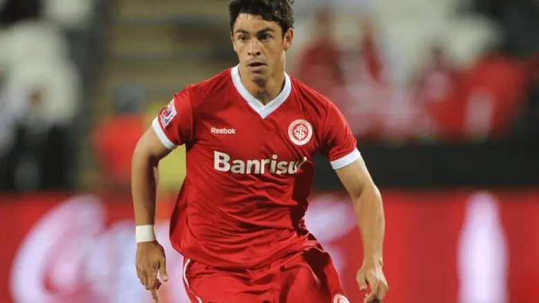 Campeão da Libertadores com o Internacional, Giuliano anuncia aposentadoria