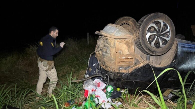 Capotamento na BR-364 deixa uma mulher morta e outras duas pessoas gravemente feridas