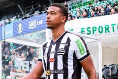 Carlinhos, emprestado ao Athletic, tem grave lesão após pancada na cabeça