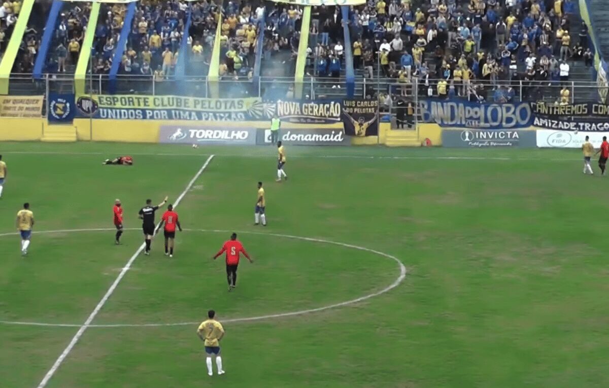 Clássico gaúcho é suspenso após torcedores arremessarem bombas no campo