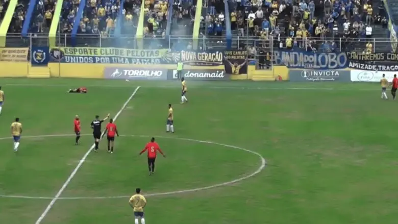 Clássico gaúcho é suspenso após torcedores arremessarem bombas no campo