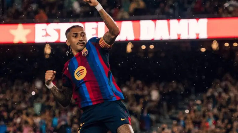 Com três de Raphinha, Barcelona goleia Racing e segue líder do Espanhol