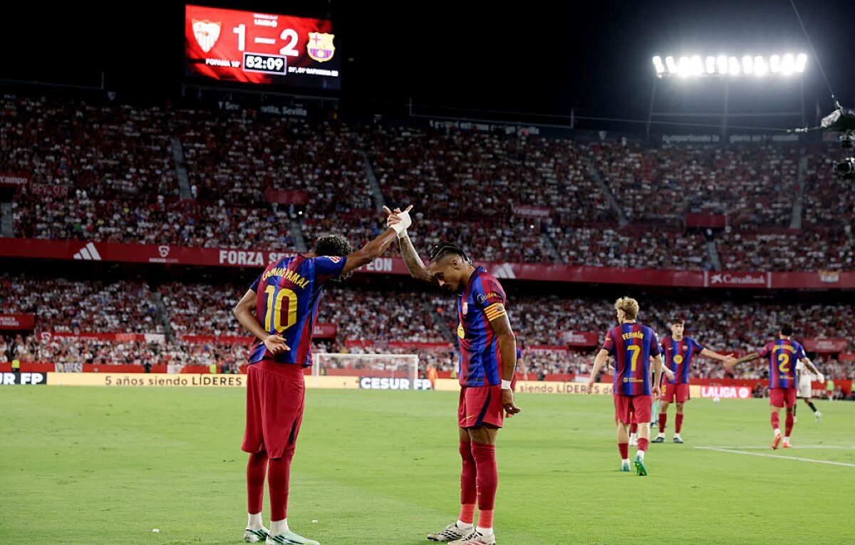 Com três gols de Raphinha, Barcelona bate Sevilla pelo Campeonato Espanhol