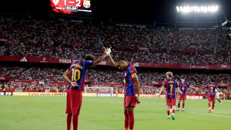 Com três gols de Raphinha, Barcelona bate Sevilla pelo Campeonato Espanhol