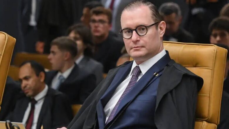 Cristiano Zanin reitera pedido de acesso a mídias de celular apreendido em investigação do STF