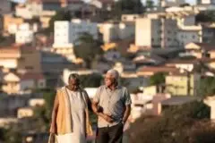 Crítica 2 | Se Eu Fosse Vivo… Vivia – Um Dos Melhores Filmes do Ano é Tristíssima e Amorosa Despedida aos Pais