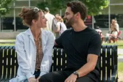 Crítica | ‘A Hipótese do Amor’: Lili Reinhart e Tom Bateman brilham em divertida comédia romântica com ar dos anos 2000