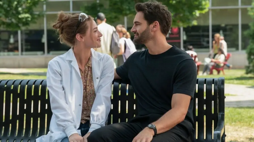 Crítica | ‘A Hipótese do Amor’: Lili Reinhart e Tom Bateman brilham em divertida comédia romântica com ar dos anos 2000
