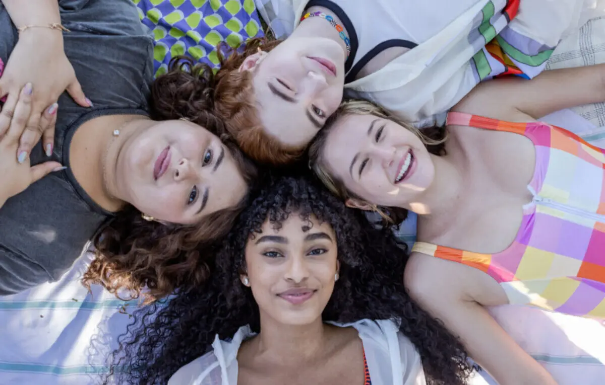 Crítica | Comédia teen NACIONAL ‘Era Uma Vez Minha 1ª Vez’ não consegue fugir do óbvio