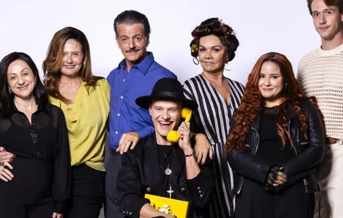 Crítica | ‘Meu Filho é um Musical’ homenageia Paulo Gustavo em um extravagante e pungente espetáculo de três horas