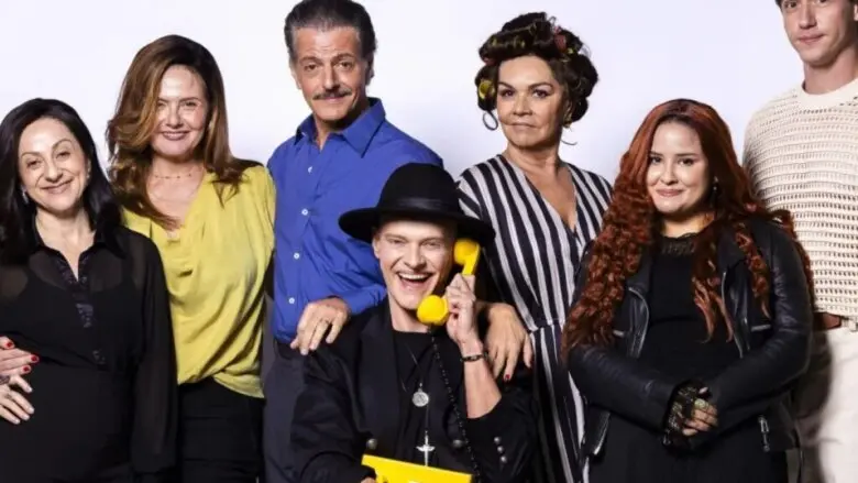 Crítica | ‘Meu Filho é um Musical’ homenageia Paulo Gustavo em um extravagante e pungente espetáculo de três horas