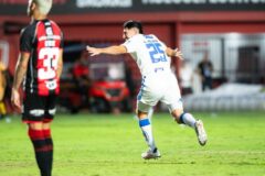 Cruzeiro vence o Vitória de virada e se aproxima do G-4 do Brasileirão