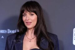Dakota Johnson explica por que mantém vida pessoal longe dos holofotes e revela se quer ter filhos PARK CITY, UTAH - JANUARY 19: Dakota Johnson attends Sundance Institute's Inaugural Opening Night: A Taste Of Sundance Presented By IMDbPro at The Basin Recreation Fieldhouse on January 19, 2023 in Park City, Utah. (Photo by Michael Loccisano/Getty Images)