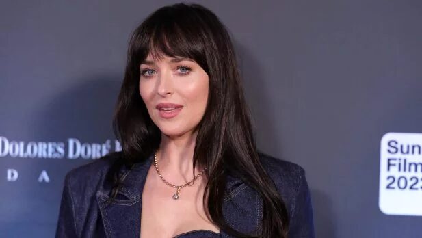 Dakota Johnson explica por que mantém vida pessoal longe dos holofotes e revela se quer ter filhos PARK CITY, UTAH - JANUARY 19: Dakota Johnson attends Sundance Institute's Inaugural Opening Night: A Taste Of Sundance Presented By IMDbPro at The Basin Recreation Fieldhouse on January 19, 2023 in Park City, Utah. (Photo by Michael Loccisano/Getty Images)