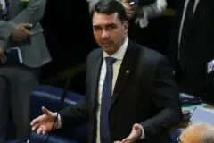 Defesa de Flávio Bolsonaro tenta transferir relatoria de inquérito sobre filme para André Mendonça no STF