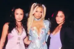 Demi Lovato posa com Vanessa Hudgens em festa de Paris Hilton; veja fotos
