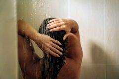 Dormir com cabelo molhado faz mal? Especialistas explicam
