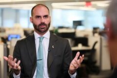 Eduardo Bolsonaro pede à equipe de Trump sanções a Moraes, Gilmar e Dino