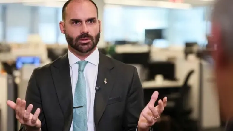 Eduardo Bolsonaro pede à equipe de Trump sanções a Moraes, Gilmar e Dino