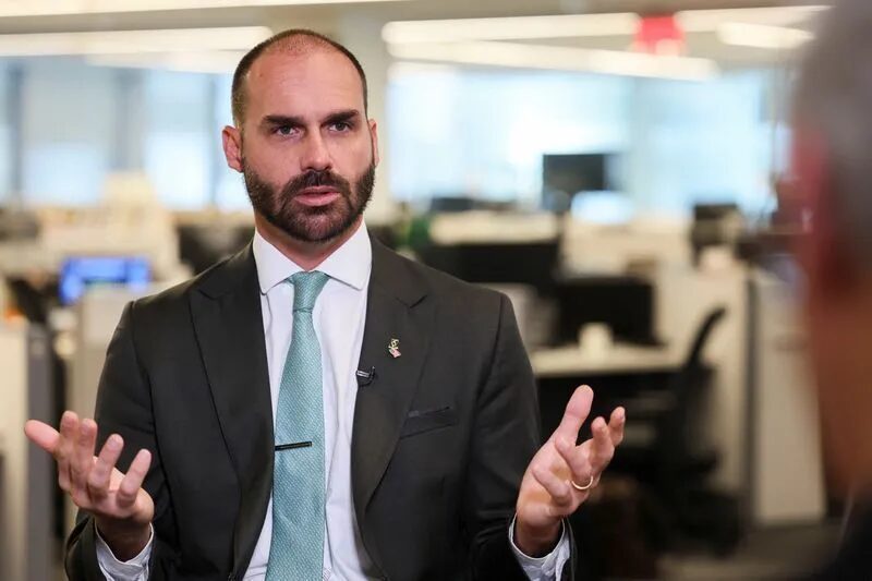 Eduardo Bolsonaro pede à equipe de Trump sanções a Moraes, Gilmar e Dino
