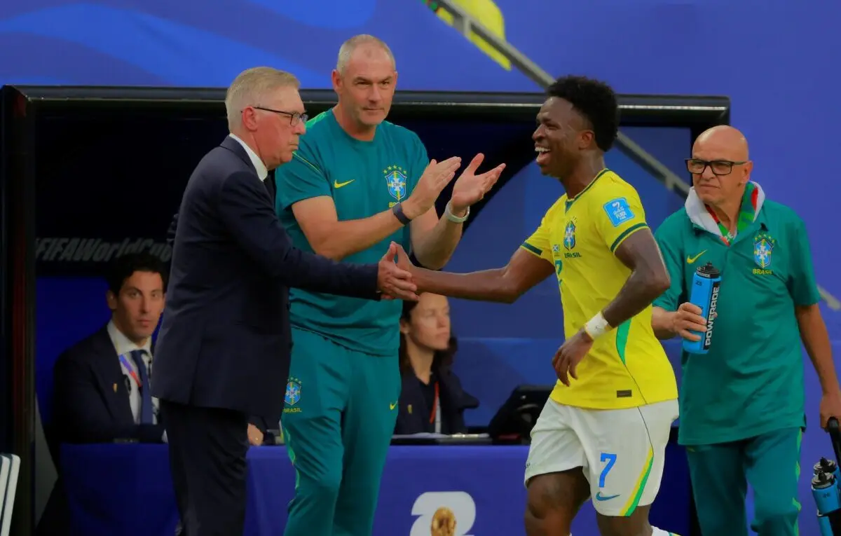 Em baixa, Vinícius Jr. é elogiado por Carlo Ancelotti: "Qualidade inegável"