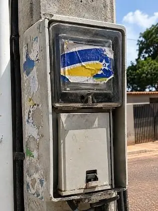 Energisa alerta: adesivos e santinhos em caixas de medidores podem interferir na leitura de energia