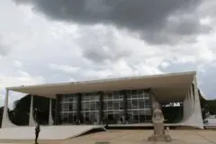 Ex-deputada Carla Zambelli pede salvo-conduto ao STF para retornar ao Brasil e votar em sua mãe